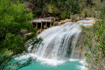 Obraz premium Turquoise blue waterfall in the tropical jungle