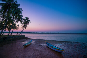 Fototapeta na wymiar boat on the beach at sunset