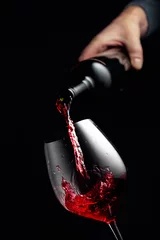 Gordijnen Rode wijn gieten in een glazen beker. © Igor Normann