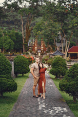 Obraz premium Couple standing on a temple background