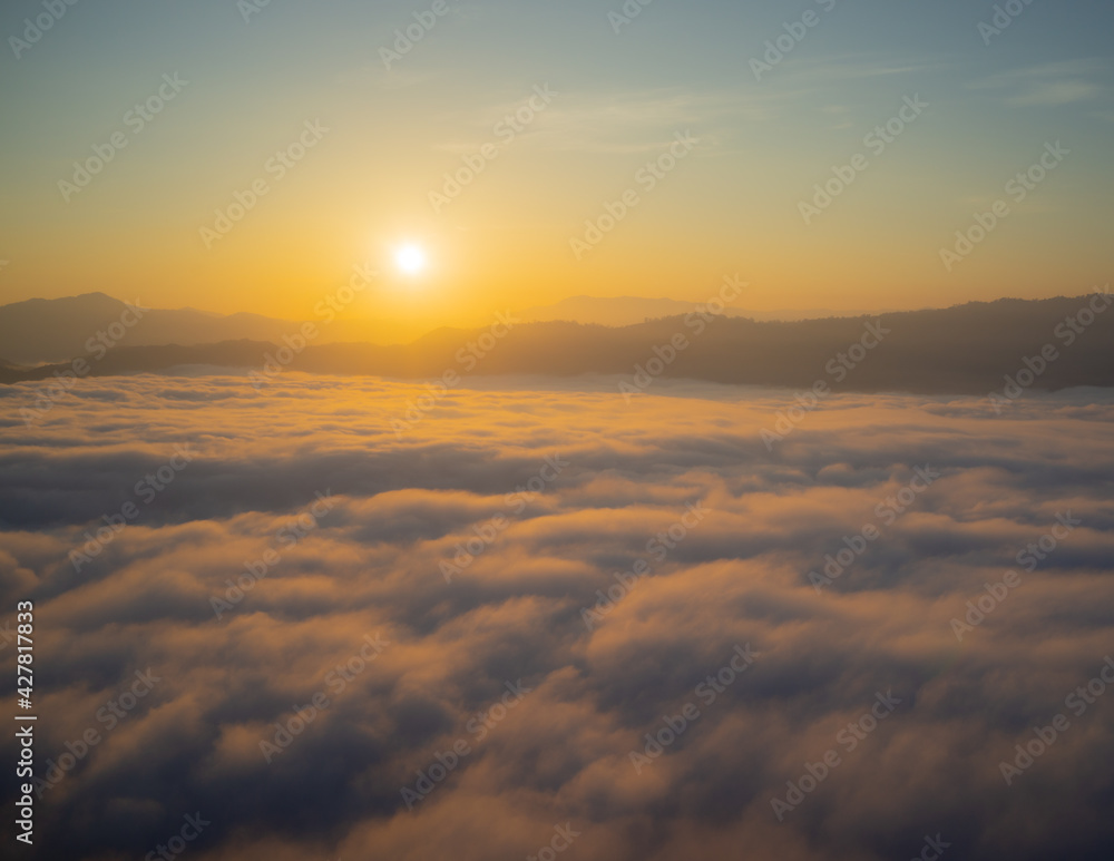 Wall mural the sea of mist ai yerweng 099 sunrise and sea of fog, view from aiyerweng view point at yala, thail