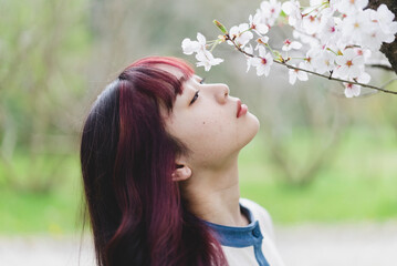 桜と女性