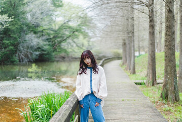 森林の中の女性