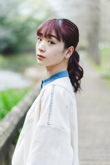 Fototapeta premium 森林の中の女性