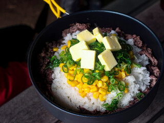 山やキャンプで食べるアウトドアごはん【ガーリックペッパーライス】