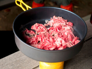 山やキャンプで調理するフライパン料理【焼き肉】