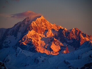 Schilderachtig Uitzicht Op Sneeuw Bedekte Berg Tegen Hemel. Mont Blanc