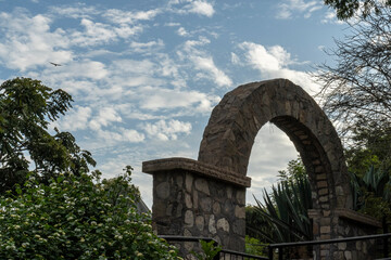 Fototapeta na wymiar Arco de piedra con un cielo azul