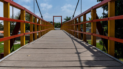 Puente colgante de madera