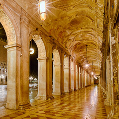 Lagunenstadt Venedig bei Nacht