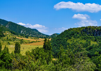 Paisaje montañoso con valles en primavera.