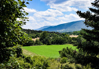 Paisaje montañoso con valles en primavera.