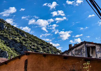 Fototapeta na wymiar Montañas en primavera con casas rústicas.