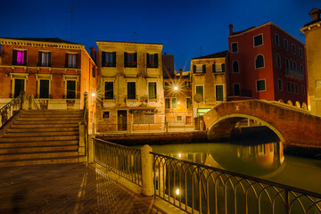 Fototapeta na wymiar Lagunenstadt Venedig bei Nacht
