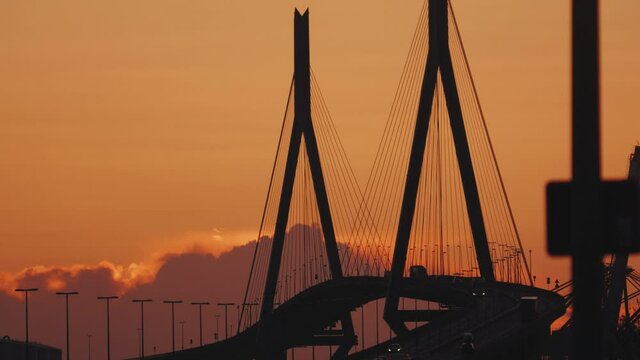 4K Hamburg K&ouml;hlbrandbr&uuml;cke bei Sonnenuntergang
