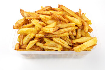 barquette de frites isolé sur un fond blanc
