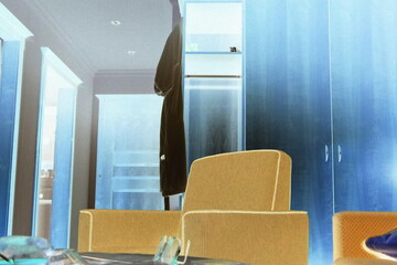 Hotelzimmer mit Stoff-Sessel im Vordergrund nach Farbbearbeitung