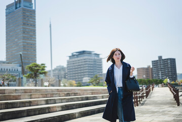 街を散策する女性