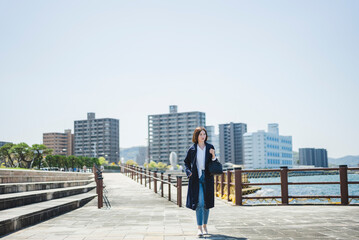 Fototapeta premium 街を散策する女性