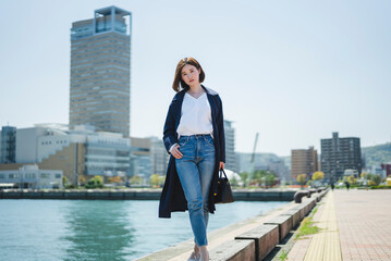 Fototapeta premium 街を散策する女性