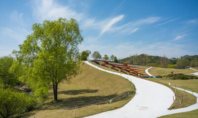 연두빛 정원수가 아름다운 순천만 국가 정원의 풍경