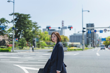 Fototapeta premium 街を散策する女性