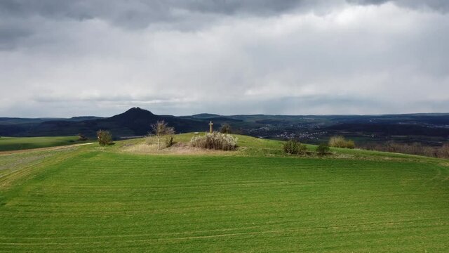 Das Hegaukreuz von der Sonne angestrahlt mit dem Hohenhewen am Horizont