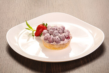 Sweet Round tart with raspberry