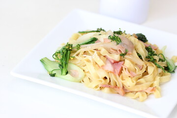ハムと菜の花のフェットチーネ