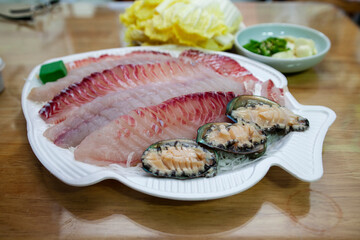 식탁에 놓인 생선회