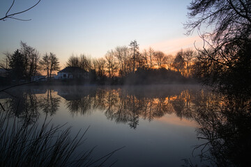 Réflexion sur le Loir brumeux au petit matin 