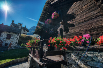 Baita di montagna con fiori Alpe Devero.