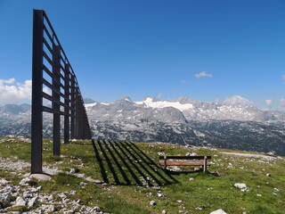 Fototapeta na wymiar Five Fingers es una plataforma de mirador en las montañas Dachstein en el Monte Krippenstein, Austria.