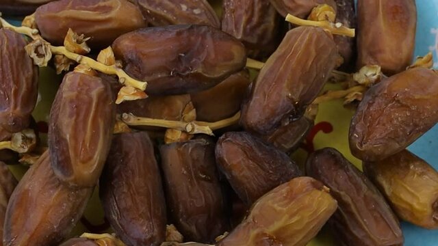 dattes branch&eacute;es deglet nour dans un plat