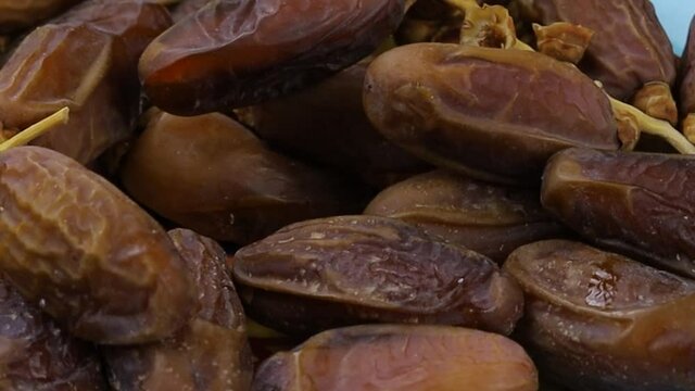 dattes branch&eacute;es deglet nour dans un plat