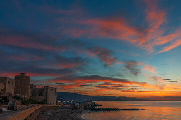 Amanacer junto al castillo de Santa Ana en Roquetas de mar