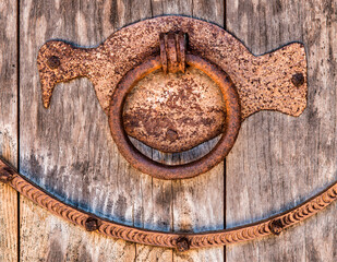 Ferronnerie médiévale sur la porte de l'église Sainte-Radegonde de Sérandon, Corrèze, France