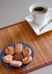 Taza de café con galletas
