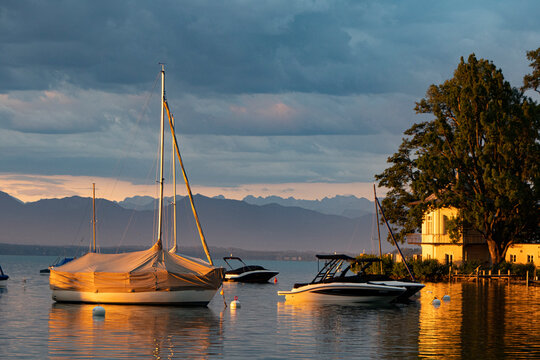 Starnberger See bei Tutzing in Bayern mit Segelbooten bei Sonnenaufgang und Wolken