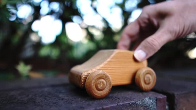 木製の車を押す人の手