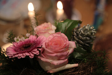 Rosa Rose in einem Blumenstrauss auf einer Hochzeitsfeier