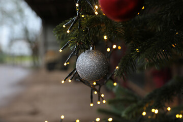 Weihnachtskugel am Tannenbaum und eine Lichterkette