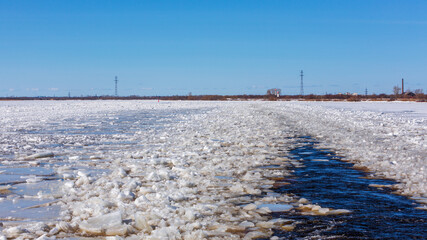Landscape behind the icebreaker for viewing drifting ice in winter © Евгения Глинская