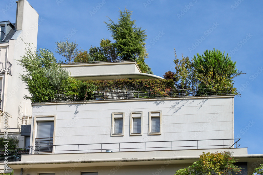 Wall mural Terrasse jardin d’un immeuble moderne à Paris