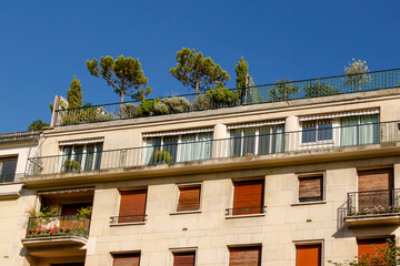 Terrasse jardin d’un immeuble moderne à Paris