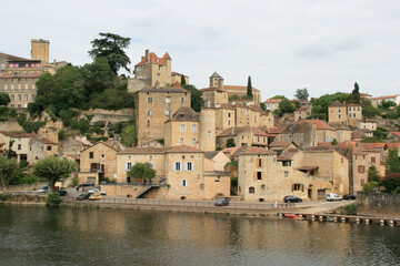 Fototapeta na wymiar Puy-l'Evêque village and river Lot in dordogne (france)