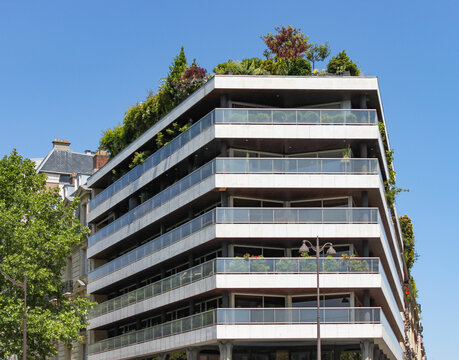 Jardin sur le toit d&rsquo;un immeuble moderne &agrave; Paris