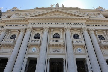 Napoli -  Facciata della Basilica dell'Incoronata