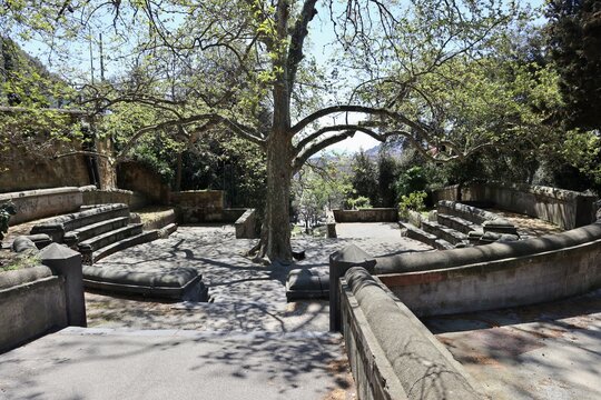 Napoli -  Gradini Capodimonte dei Giardini Principessa Jolanda