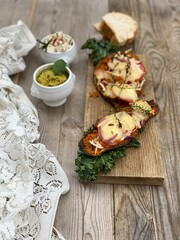 Gegrillte Aubergine mit möhrengrün dip